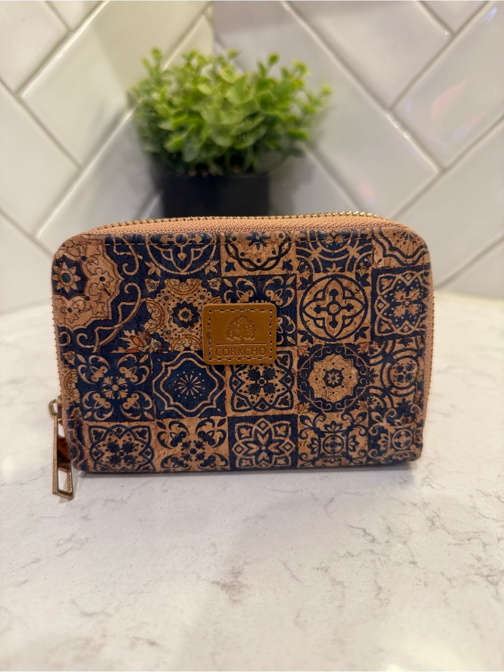 Corkys Tile-Pattern Zip Card Holder in Tan & Black